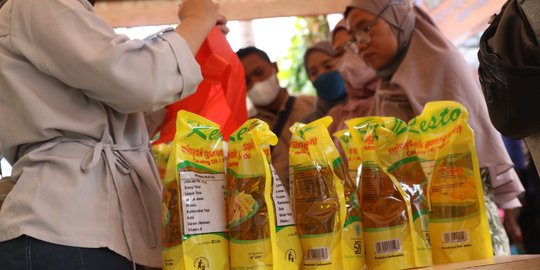 Minyak Goreng Masih Langka, Kapolri Janji Terus Pantau Distribusi & Harga di Pasaran