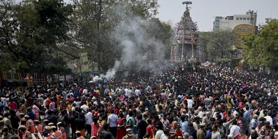 Arak Kereta Dewa Hindu, Warga India Tumpah ke Jalan