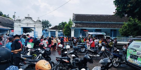 Demi Minyak Goreng Murah, Warga Solo Berdesakan di Depan Keraton