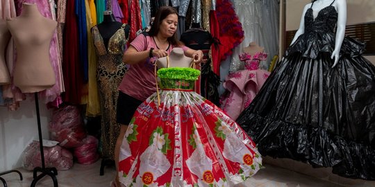 Sampah Disulap Desainer Filipina Ini Jadi Gaun Bergaya Glamor