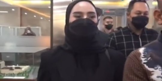 Gaya Istri Doni Salmanan Saat Diperiksa Polisi, Tampil Cantik Outfit Serba Hitam