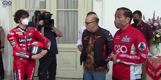 Pakai Jaket Merah G20 Presidensi, Presiden Jokowi Sambut 20 Pebalap MotoGP di Istana