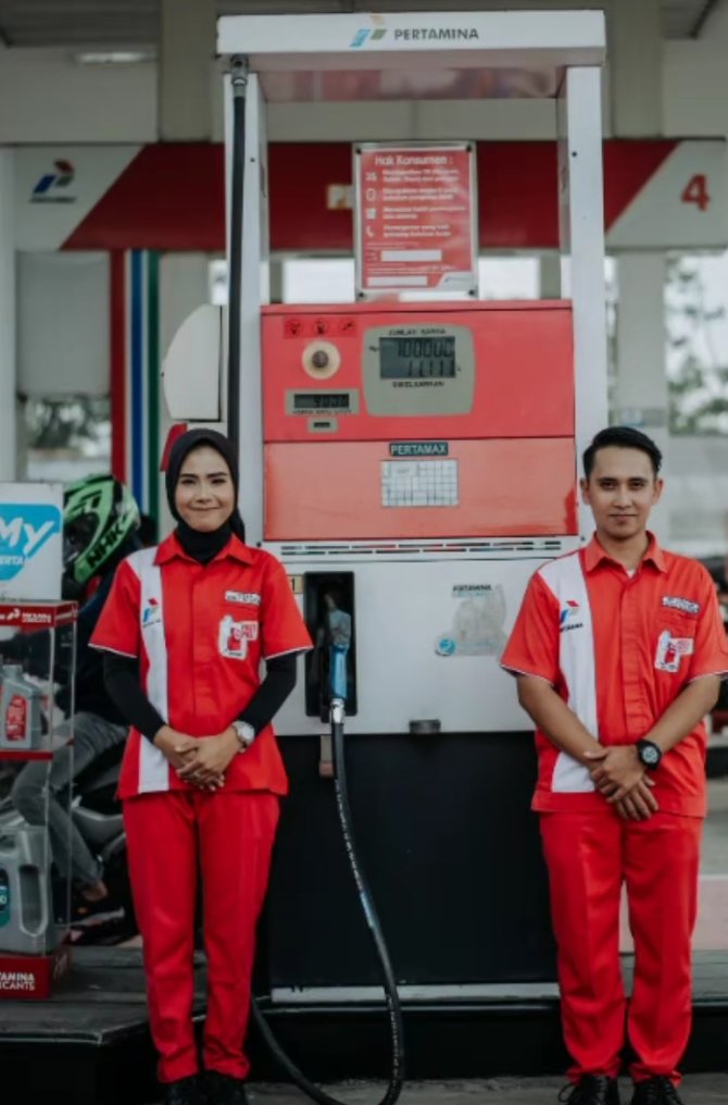 pasangan pekerja pom bensin ini foto prewedding di tempat kerja hasilnya curi perhatian