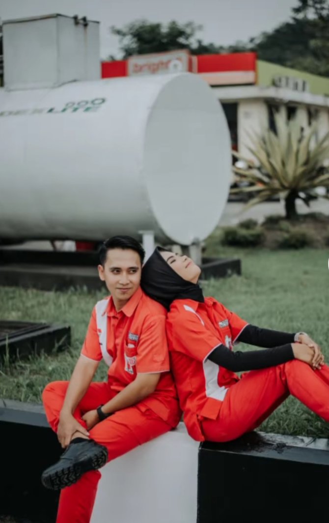 pasangan pekerja pom bensin ini foto prewedding di tempat kerja hasilnya curi perhatian