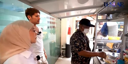 Lesti dan Rizky Billar Bawa Gerobak Bakso Masuk ke Dalam Showroom Mobil Rudy Salim