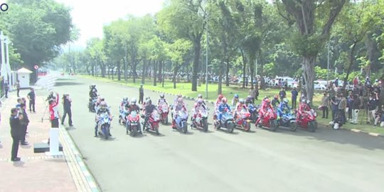 Penuh Semringah, Jokowi Lepas Konvoi 20 Pebalap MotoGP dari Istana ke Bundaran HI