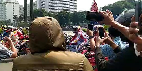 Sorak Sorai Warga Pecah saat Parade MotoGP Melintas di Bundaran HI