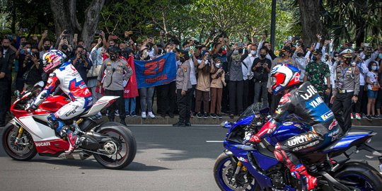 Antusiasme Warga Saksikan Parade Pembalap MotoGP Sampai Panjat Pohon