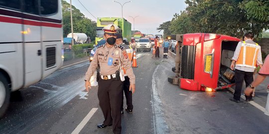 Menyalip dari Bahu Jalan, Angkot Berisi 14 Orang Terguling di Tol Tangerang-Merak