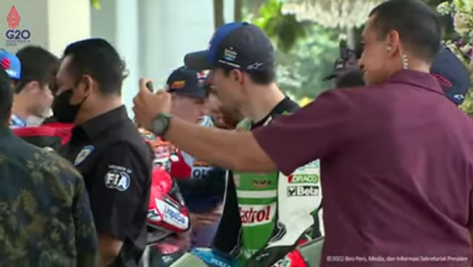 marc marquez banyak yang minta foto salah satunya paspampres