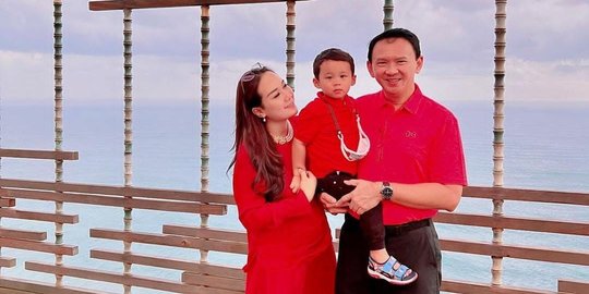 Foto Ahok dan Istri Cantiknya Liburan di Pantai, Mesra & Kompak Bajunya Warna Senada