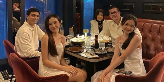 Potret Beby Tsabina Makan Malam Bareng Keluarga, Semuanya Kece Pakai Baju Putih
