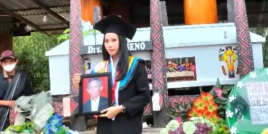 Bikin Haru Warganet, Mahasiswa ini Wisuda Online di Samping Peti Ayahnya
