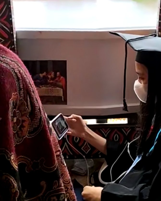 bikin haru warganet mahasiswa ini wisuda online di samping peti ayahnya
