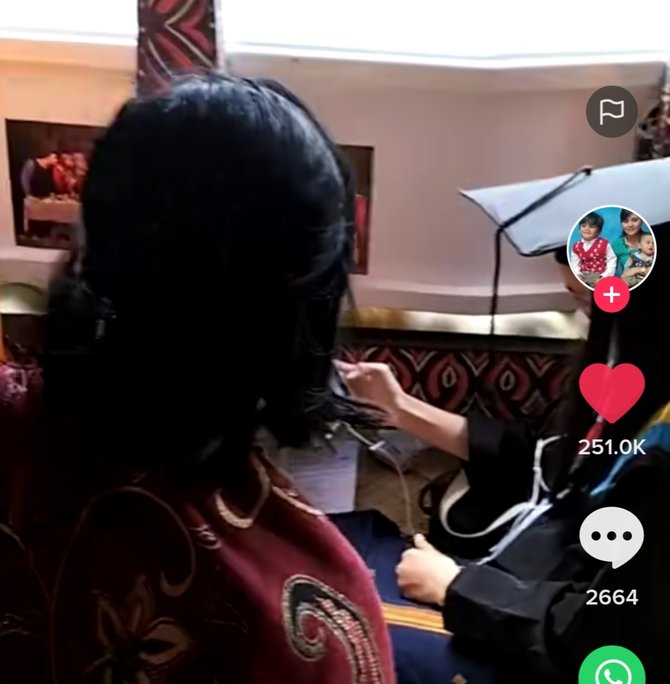 bikin haru warganet mahasiswa ini wisuda online di samping peti ayahnya