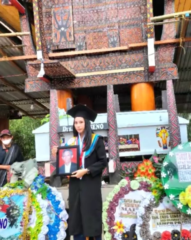 bikin haru warganet mahasiswa ini wisuda online di samping peti ayahnya
