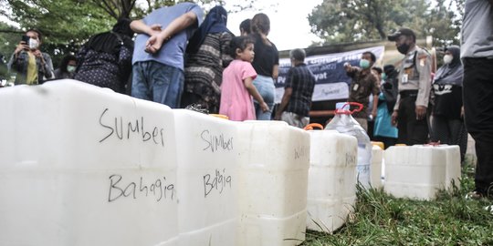 Antrean Warga Beli Minyak Goreng Curah di Pasar Senen