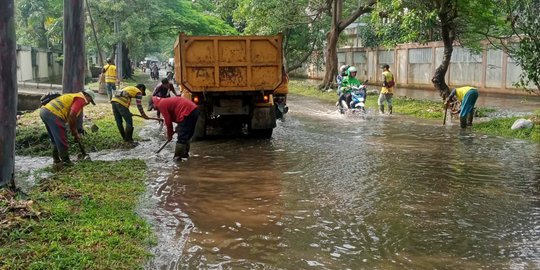 Banjir Rendam Kawasan Tangerang Dan Tangsel, Ketinggian Air Capai 1 ...