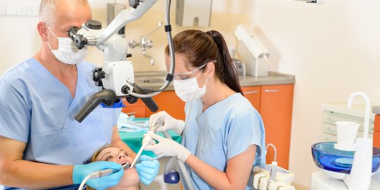 Bahaya dari Perawatan Gigi yang Tidak Dilakukan oleh Dokter Gigi atau Ahli