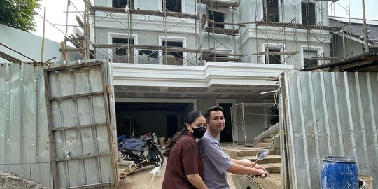 Potret Raffi & Nagita Naik Vespa Ngecek Rumah Baru, 'Istana Andara' Hampir Rampung