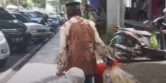 Bikin Hati Teriris, Lansia Penjual Kerupuk Jalan 10 KM Sehari Cuma dapat Rp10 Ribu