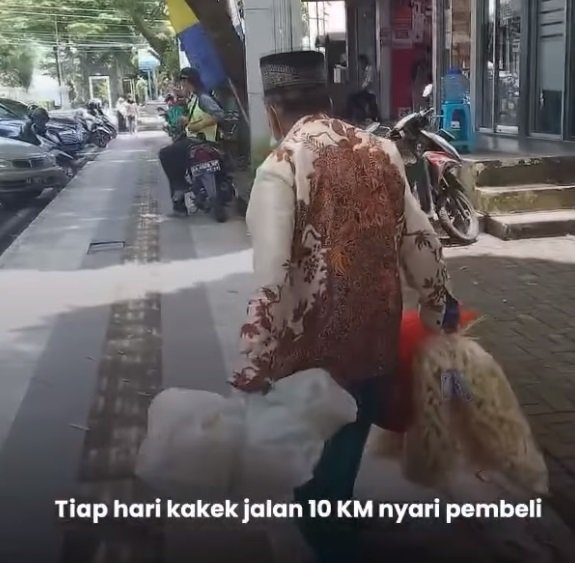 bikin hati teriris lansia penjual kerupuk jalan 10 km sehari cuma dapat rp10 ribu