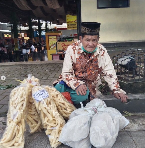 bikin hati teriris lansia penjual kerupuk jalan 10 km sehari cuma dapat rp10 ribu