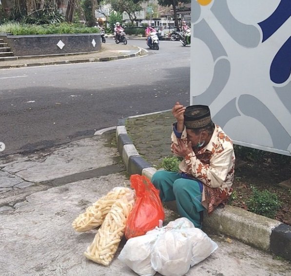 bikin hati teriris lansia penjual kerupuk jalan 10 km sehari cuma dapat rp10 ribu