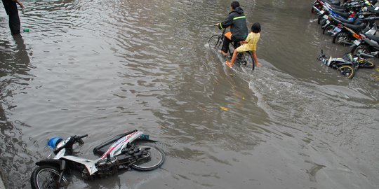 Hujan dan Angin Kencang Picu Banjir di 18 Titik Kota Malang