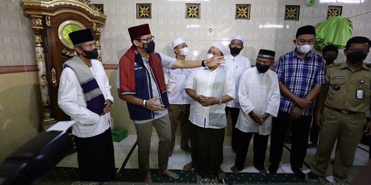 MUI Izinkan Saf Jemaah Kembali Rapat, Sandiaga Beri Karpet ke Musala Petamburan