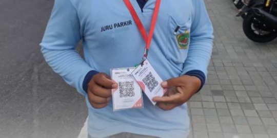 Potret Juru Parkir di Kota Madiun Bawa Kode QRIS, Bayar Parkir Bisa Dapat Cashback