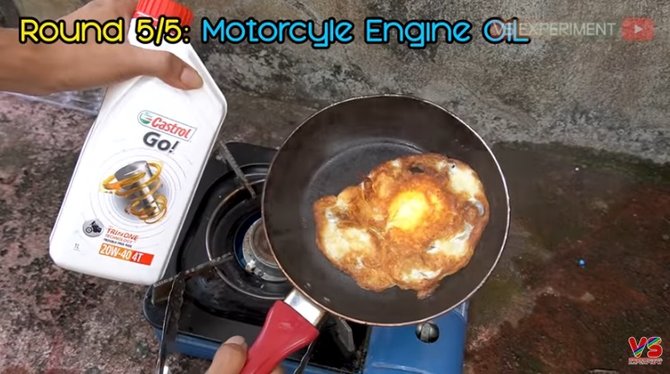 video percobaan goreng telur dengan oli