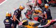 Kesibukan Pit Lane Sirkuit Mandalika di Sesi Pemanasan MotoGP