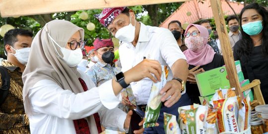 Menko Luhut Borong UMKM Banyuwangi, Pastri Serundeng Kelapa sampai Minuman Rempah