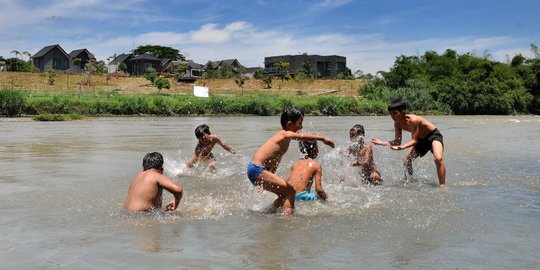 Keseruan Anak-Anak Bermain di Sungai Cisadane