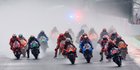 Aksi Pembalap MotoGP Bersaing Ketat di Lintasan Basah Sirkuit Mandalika