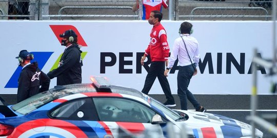 Gaya Jokowi Turun ke Lintasan MotoGP Saat Hujan Mengguyur Sirkuit Mandalika