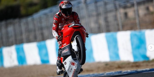 Serunya Nonton Aksi Pebalap Moto3 Mario Aji dari Atas Bukit, Dihampiri Penjual Cilok