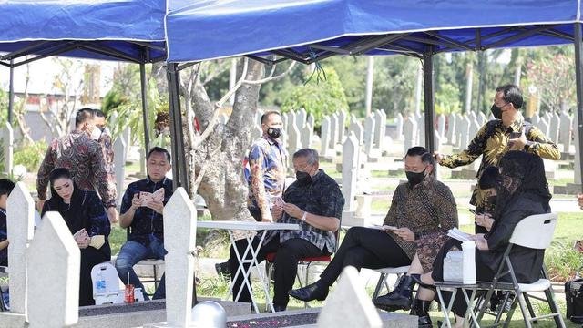 sby dan keluarga ziarah ke makam ani yudhoyono jelang ramadhan intip potretnya