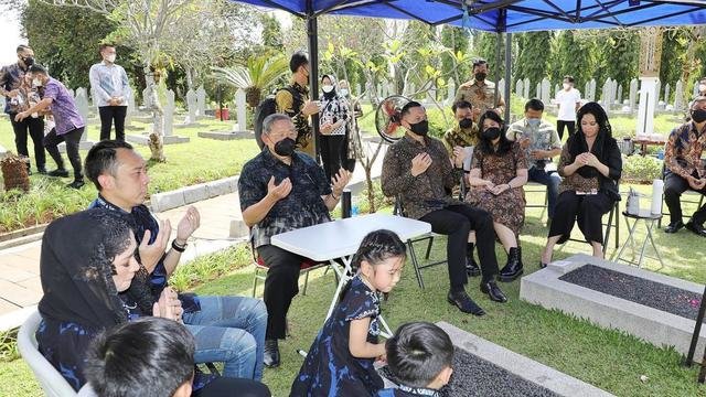 sby dan keluarga ziarah ke makam ani yudhoyono jelang ramadhan intip potretnya