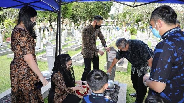 sby dan keluarga ziarah ke makam ani yudhoyono jelang ramadhan intip potretnya