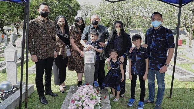 sby dan keluarga ziarah ke makam ani yudhoyono jelang ramadhan intip potretnya