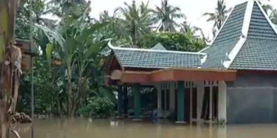 Banjir di Banyuwangi Sebabkan Jembatan Ambruk dan 100 Rumah Tergenang