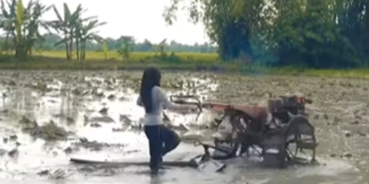 Aksi Seru Gadis Ponorogo Membajak Sawah, Ternyata Atlet Futsal Berprestasi