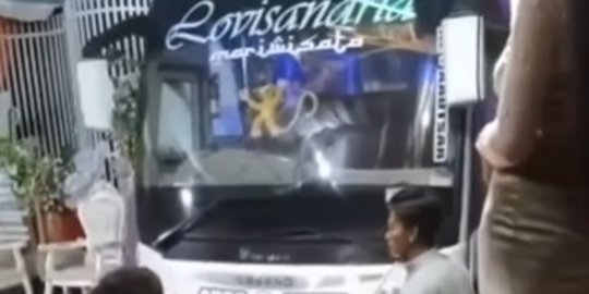 Kocak, Bus Terobos Tenda Hajatan, Acara Dangdutan Tetap Berjalan Warga Bergoyang