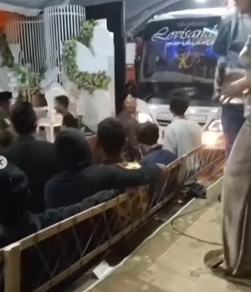 kocak bus terobos tenda hajatan acara dangdutan tetap berjalan amp bergoyang