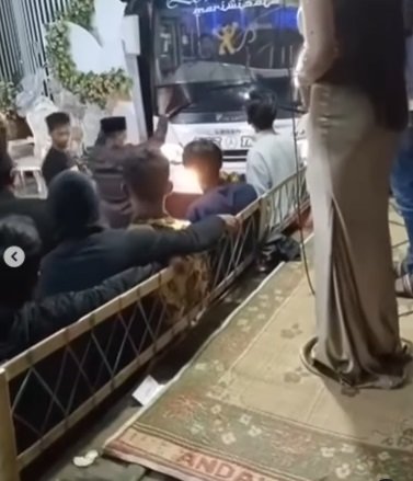 kocak bus terobos tenda hajatan acara dangdutan tetap berjalan amp bergoyang