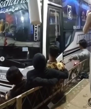 kocak bus terobos tenda hajatan acara dangdutan tetap berjalan amp bergoyang