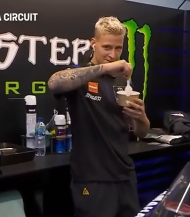 viral pebalap motogp fabio quartararo menirukan aksi pawang hujan rara