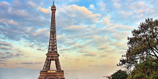 CEK FAKTA: Tidak Benar Menara Eiffel di Paris Dibom